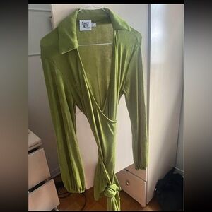 Short long sleeved green dress